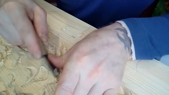Плоскорельефная резьба по дереву. Режу сосновые нарды. смотреть онлайн