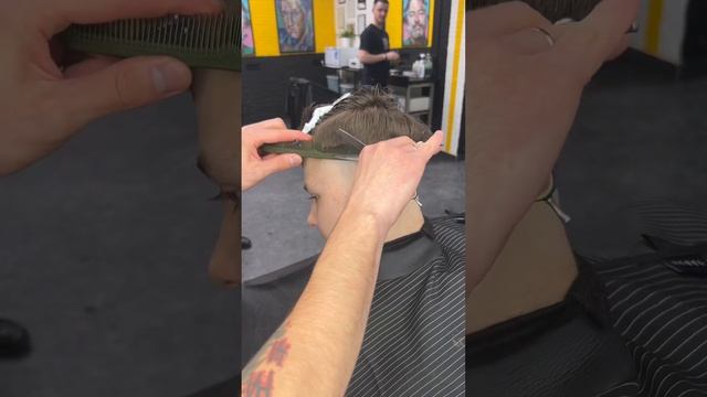 Как сделать стрижку тэйпер фейд | How to get a haircut in 5 minutes смотреть онлайн