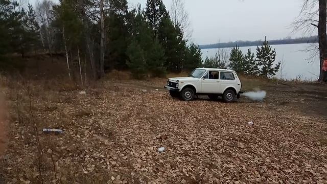 Нива въезжает на пригорок смотреть онлайн