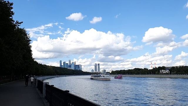 На свадьбе дошла очередь до жениха, он взял микрофон и сказал фразу, от которой гости разинули рты смотреть онлайн