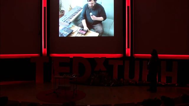 From nothing to something | Carsten „Erobique“ Meyer | TEDxTUHH смотреть онлайн