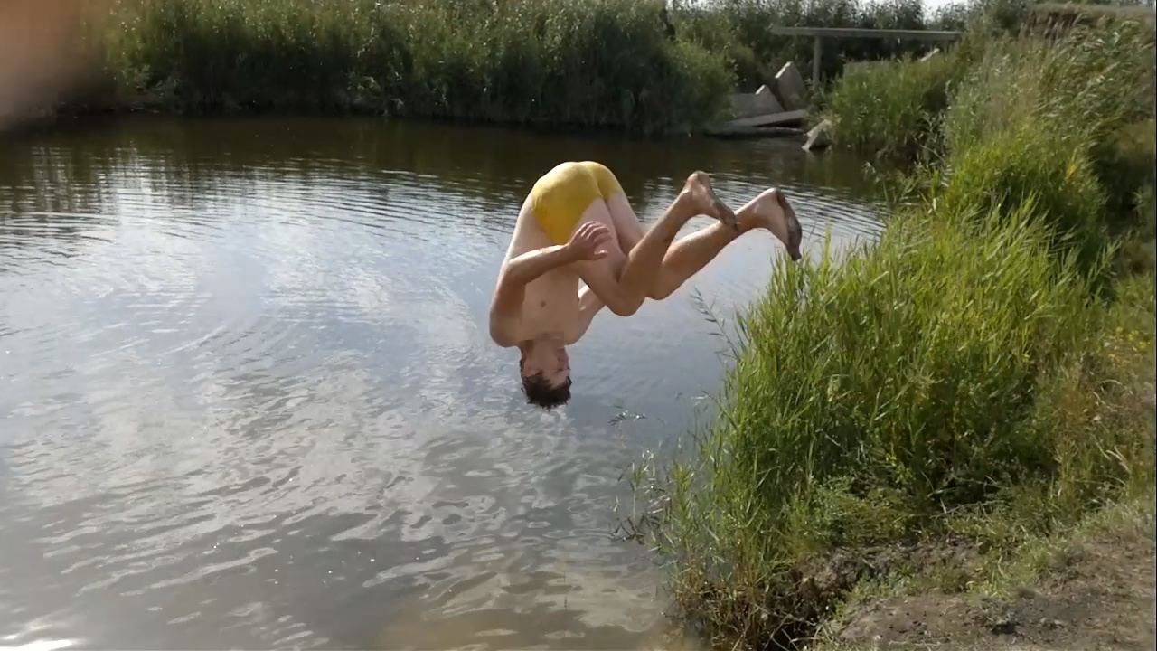 Пацан пытается сделать двойное переднее сальто в воду смотреть онлайн