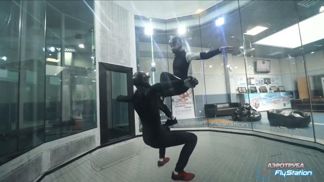 Тренировка в аэротрубе FlyStation: серфинг в воздухе, сит флай и другие позы смотреть онлайн