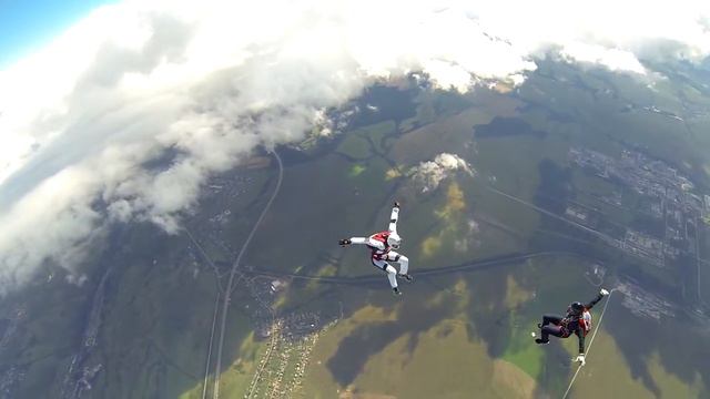СкайЦентр Пермь. Тренировочные прыжки с парашютом FreeFly смотреть онлайн