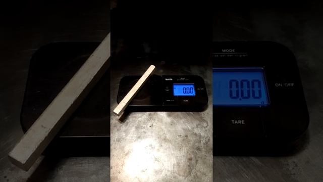 Серебряный слиток весом 100 грамм.