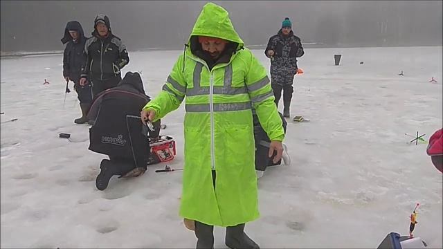 Форель клюёт очень аккуратно, много холостых поклёвок. Клёвое место, Лосиный остров, нижний водоём. смотреть онлайн