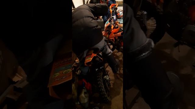 запуск питбайка Ycf125 при минусовой температуре. Попытка запуска :)) смотреть онлайн