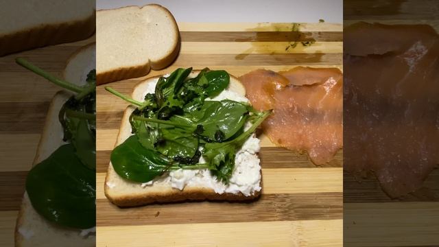 Сэндвич с лососем.