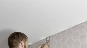 Монтаж подвесной перегородки для зонирования комнаты с натяжным потолком