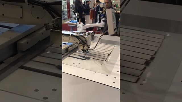 Juki PS700-BK7 - автоматизированная машина для стежки курток и других изделий по шаблонам смотреть онлайн