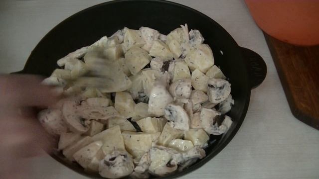 Запеченные КРЫЛЬЯ С КАРТОШКОЙ И ГРИБАМИ в чугунной сковороде в духовке смотреть онлайн