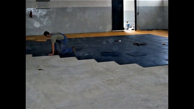 Монтаж модульной плитки ПВХ в цехе предприятия смотреть онлайн