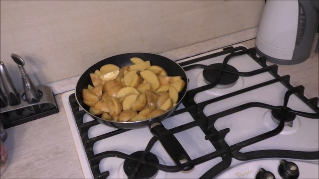 Картошка по-деревенски на сковороде. Самый вкусный рецепт смотреть онлайн