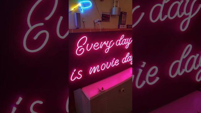 Неоновые вывески. Розовый LED неон. Вывеска из гибкого неона #shorts смотреть онлайн