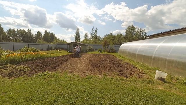Вспашка огорода мотоблоком нева мб2 под зиму. смотреть онлайн