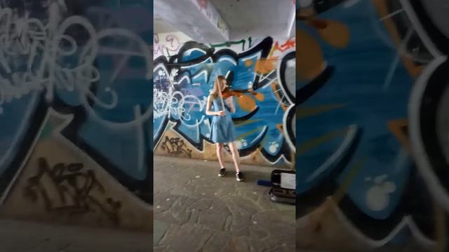 Классно играет на скрипке в подземном переходе! смотреть онлайн