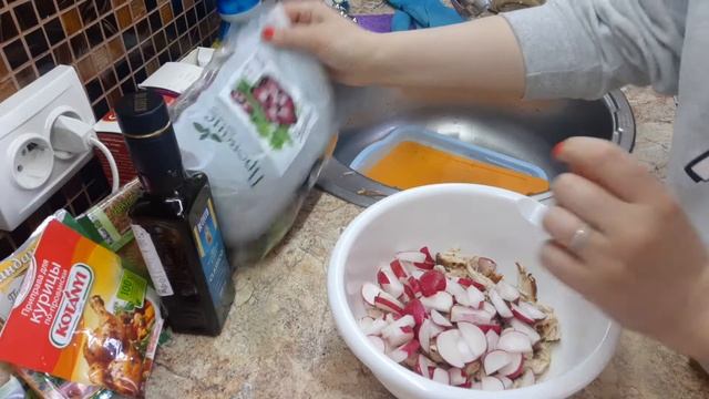Как ПРИГОТОВИТЬ ЛЕГКИЙ САЛАТ с курицей? How to make a light chicken salad? смотреть онлайн