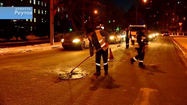 ЯМОЧНЫЙ РЕМОНТ ДОРОГ ПРОХОДИТ В РЕУТОВЕ 10.01.2018 смотреть онлайн