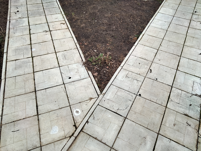 Дорожки из тротуарной плитки. Как их «вспучило» после зимы смотреть онлайн