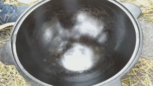 КАК ПРАВИЛЬНО МЫТЬ КАЗАН _ ОБСЛУЖИВАНИЕ КАЗАНА _ КАК ЛЕГКО ПОМЫТЬ ЧУГУННЫЙ КАЗАН ОТ КУХНИ 57