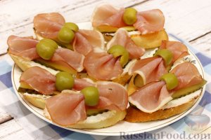 Закуска с фантазией. 
БУТЕРБРОДЫ БАНТИКИ С ТВОРОЖНЫМ СЫРОМ