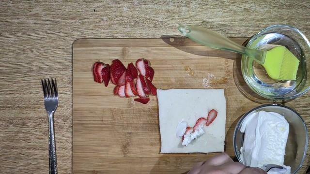 Жареное мороженое с клубникой.Очень вкусно!!! смотреть онлайн