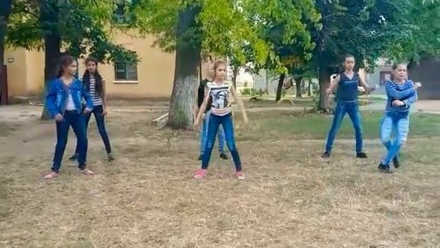 Группа танцует :) смотреть онлайн