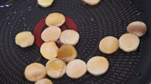 Шашлычки из гребешков жареные на сливочном масле с добавлением винного уксуса и соевого соуса