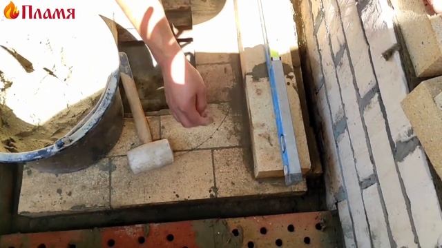 Печка под казан сборка топки до чугунной плиты Рассказывает печник Алексей смотреть онлайн