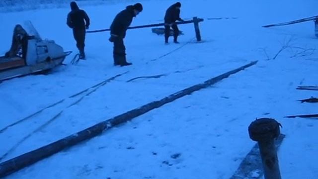 Вытаскиваем снегоход из под льда смотреть онлайн