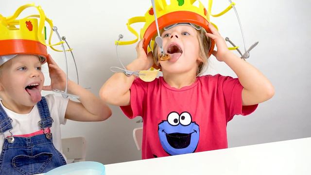 Поймай еду если сможешь Супер Веселый Челлендж 2018 CHOW CROWN CHALLENGE ||| Зоя Свит