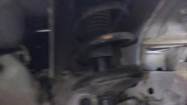 Резинобитумное покрытие, нанесенное на арки Лада Ларгус, предовратит попадание звуков в салон смотреть онлайн