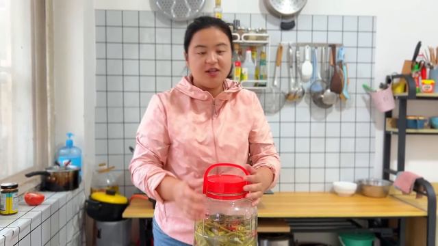 泡酸豆角的季节，丹丹教你传统做法！三天泡出又酸又脆的酸豆角，真解馋！【胖手手丹丹】 смотреть онлайн