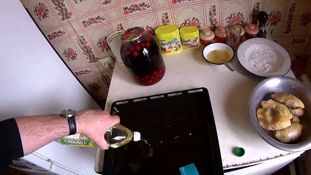 Типичные деревенские будни. Печём пирожки, жарим батон и шашлык смотреть онлайн