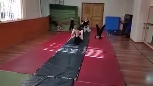 БАБОЧКА С КУВЫРКОМ НАЗАД ЧЕРЕЗ МОСТИК смотреть онлайн