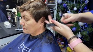 СТИЛЬНАЯ СТРИЖКА для БАБУШКИ 60+ ✂ СТРИЖКА ФИЛИРОВОЧНЫМИ НОЖНИЦАМИ \ стрижка шапочка