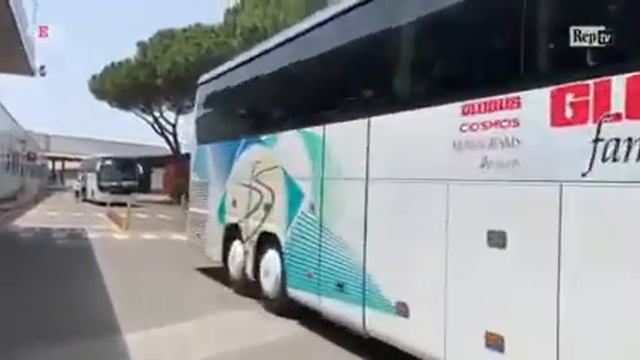 Operai Whirlpool in viaggio verso Roma: "Napoli non molla" смотреть онлайн