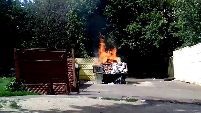 Огненное видео!!! Горящая помойка!!!!!!😉😃😄😅😇😐😇 смотреть онлайн