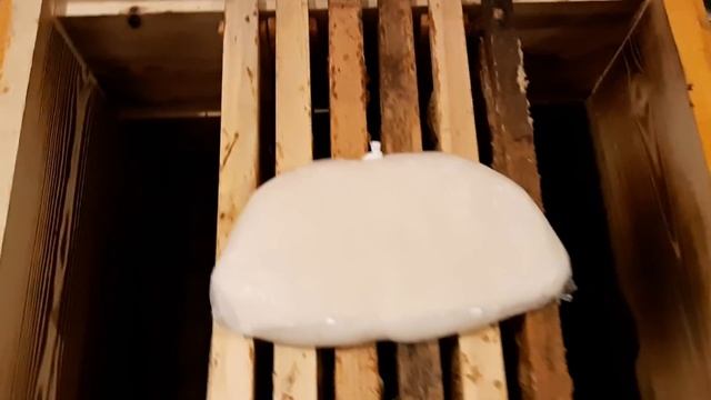 Подкормка пчел зимой. Сколько и куда ложить Канди. Зимовка под на улице под снегом. смотреть онлайн