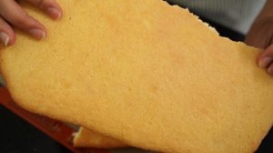 Кондитерская посыпка или бисквитная крошка для украшения тортов или пирожных.