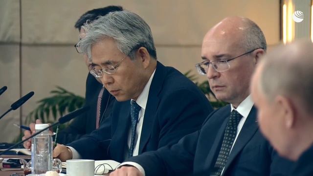 ЮСПА / Владимир Путин на встрече с журналистами в рамках ПМЭФ 2024