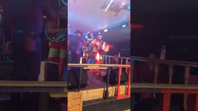 Pues ayer estuvimos aquí en el oasis biendo a Hugo cesar aquí en Baltimore смотреть онлайн