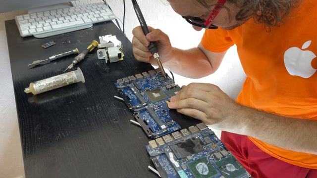 Нет подсветки дисплея , три сигнала , отключается, перезагружается MacBook 13 Early 2009 A1181 смотреть онлайн