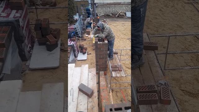 Процесс кладки кирпичного забора