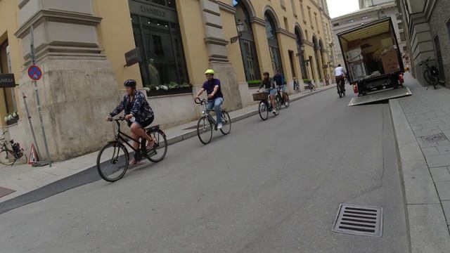 Radweg durch die Fußgängerzone in München смотреть онлайн