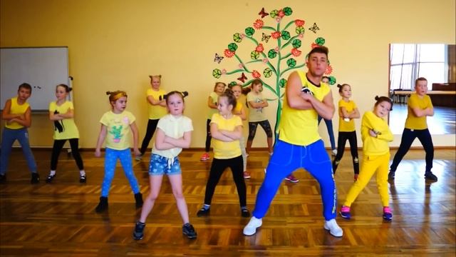 ZUMBA KIDS - Electronic Song - Minions / Instagram: @dovydaszumba смотреть онлайн