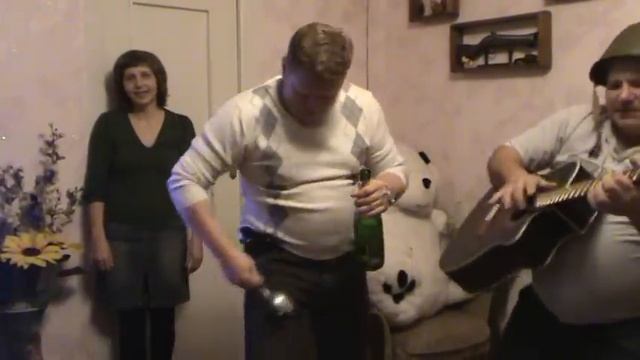 Прикольный новый год. Танцы в каске. смотреть онлайн