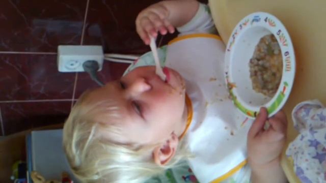 Рора кушает суп