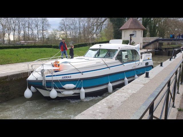 Прохождение лодки через систему шлюзов во Франции смотреть онлайн