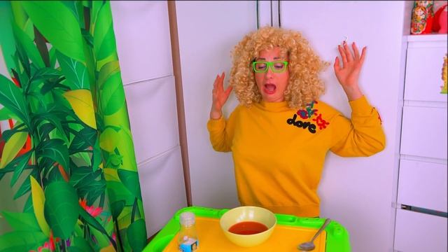 Что случилось с мамой? Эстела и мама играют в профессии. Веселый челлендж для детей смотреть онлайн